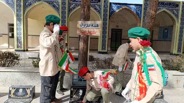 غبار روبی مزار شهدا نیشابور در هفته امور تربیتی