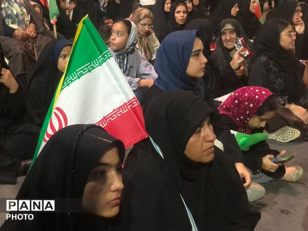 از تجمع تا ایستادگی؛ حضور مردم در چهارراه بعثت برای دفاع از ایران