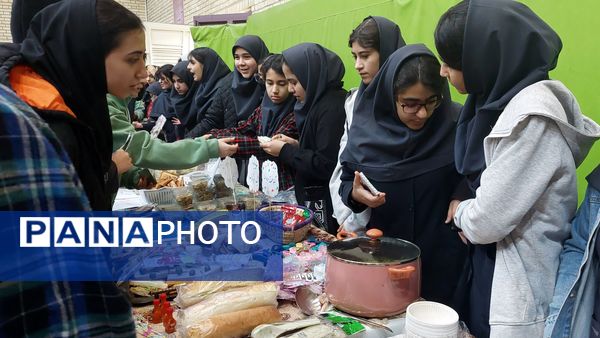  برگزاری بازارچه کسب‌و‌کار  در دبیرستان فرزانگان یک