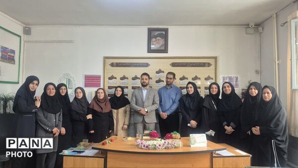  تقدیر از مدیریت دبیرستان دخترانه شهید بصیر با حضور کارشناسان متوسطه اول