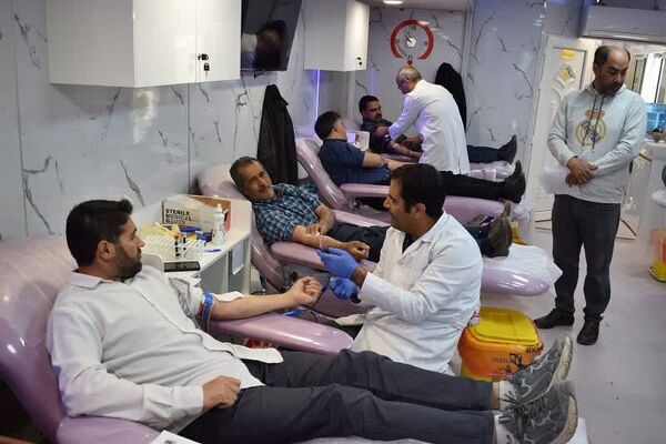 بازدید مدیر آموزش و پرورش بهاباد از پایگاه انتقال خون در بیمارستان حکیم بهابادی