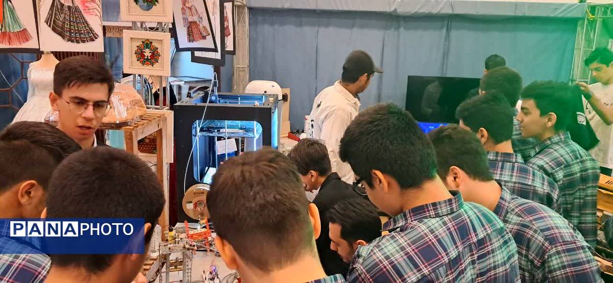 بازدید دانش‌آموزان مدرسه شهدای مدافع حرم از نمایشگاه کارنمای تحول هنرستان‌های شهر تهران