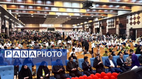 فریادهای همدلی و امید در بوشهر؛ دانش‌آموزان در تالار لیان یاد ۱۳ آبان را جاودانه کردند