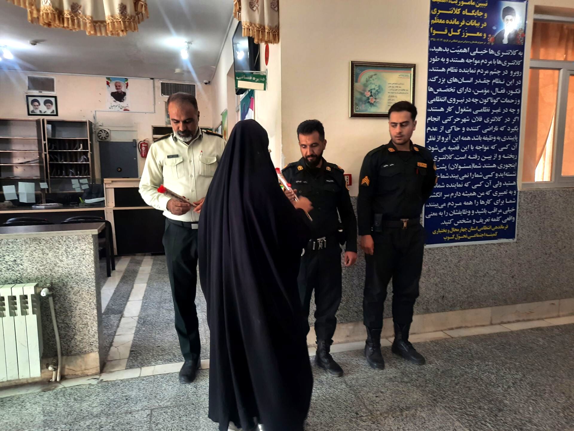 تجلیل دانش‌آموزان مدرسه سمیه از جانفشانی نیروهای انتظامی ناغان