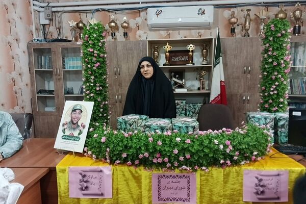 حضور مادر شهید امیرحسین گشانی و قدردانی از معلمان