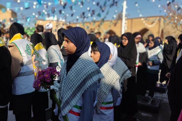 تجدید میثاق دانش‌آموزان با شهدا