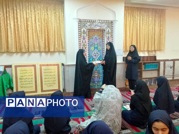 نماز جماعت رنگین در مدرسه‌ مدرس تبریز