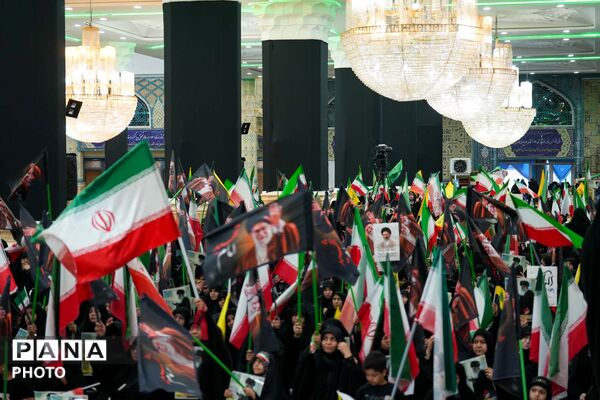 اجتماع بانوان انقلابی به مناسبت چهلم قائد امت و شهدای میناب در مسجد جمکران 