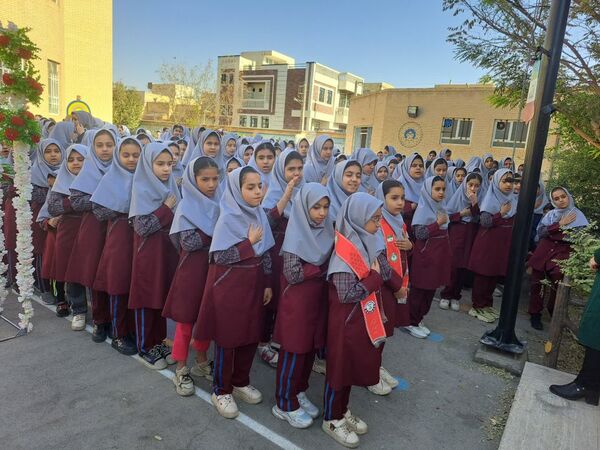 تجلیل از پدران ارتشی در دبستان دخترانه الزهرا به‌مناسبت هفته نیروی انتظامی