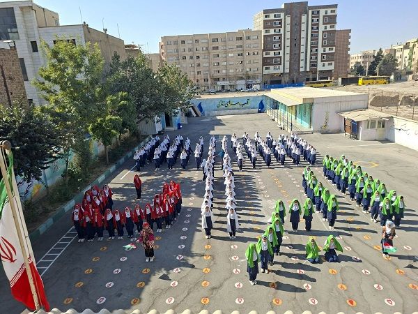 اجرای سرود «ای ایران»؛ نماد همبستگی و عشق به میهن در مدارس است