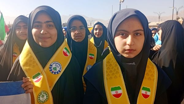 حضور پررنگ پیشتازان، جلوه‌ای از نشاط و بصیرت دانش‌آموزی در سیزده آبان