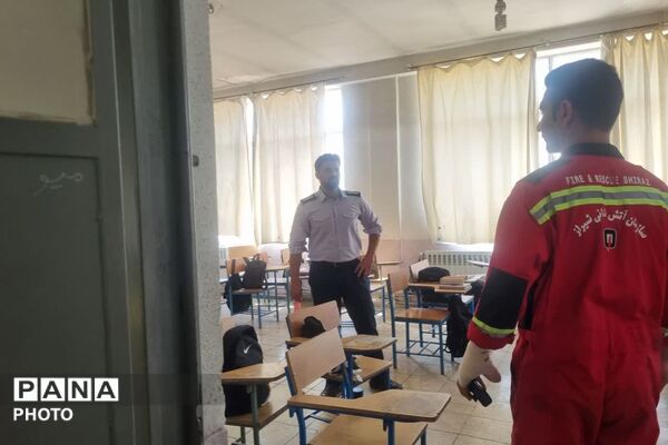 مانور آتش‌نشانی در دبیرستان شهیده بنت‌الهدی صدر