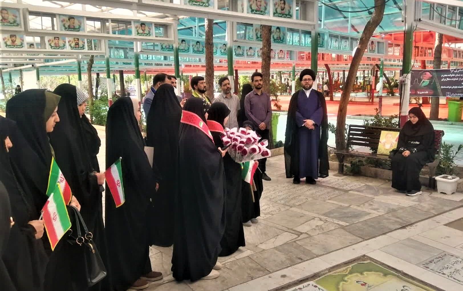 ادای احترام مسئولان و مربیان سازمان دانش آموزی قم به شهدا