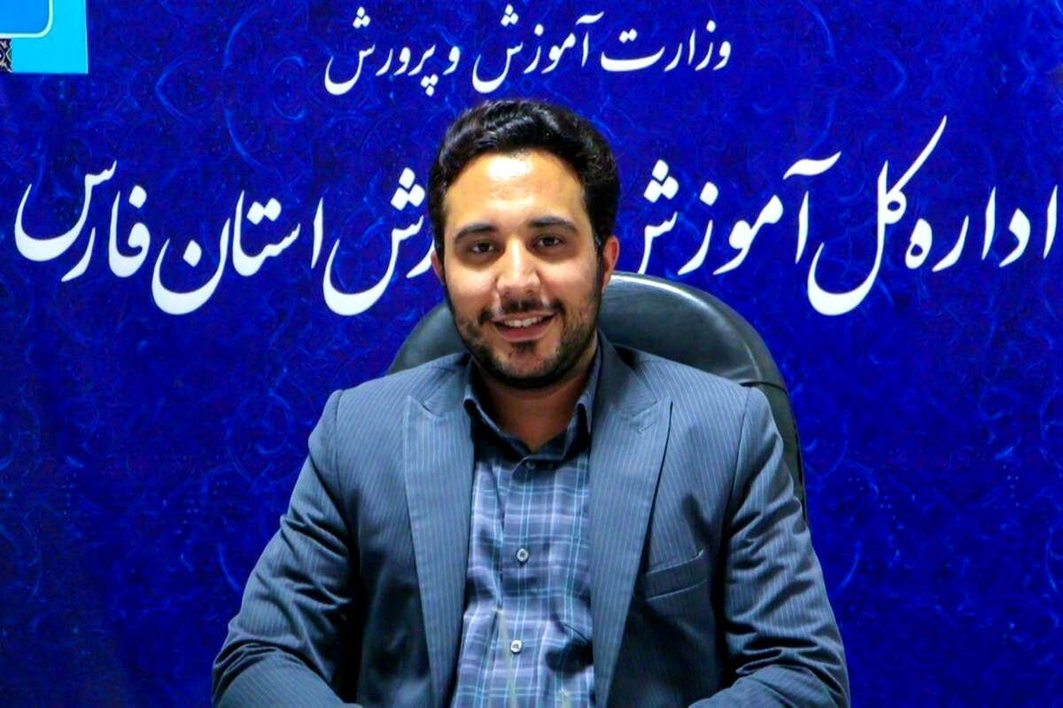 دانش‌آموزان در مانور زلزله نحوه پناه‌گیری صحیح در برابر حوادث را تمرین میکنند