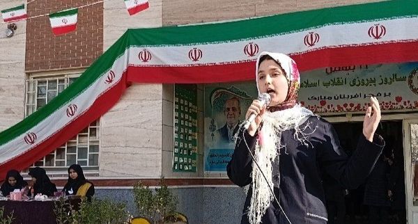  تجدید بیعت با ایستادگی در دبیرستان دخترانه ذبیح الله هوشیار