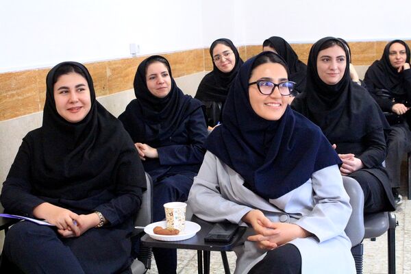  کارگاه دانش‌افزایی زبان انگیلیسی در دبیرستان‌ولایت بهارستان‌دو