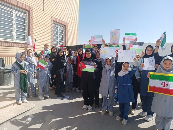 دانش‌آموزان دبستان نیک‌اندیشان چناران با جشن فرهنگ روستا و عشایر، اصالت ایرانی را زنده کردند