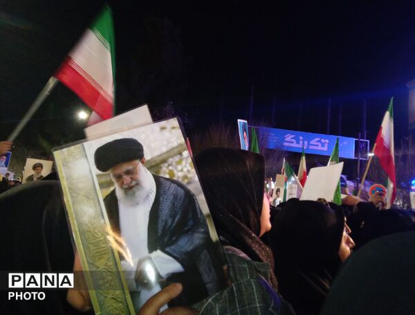 تصویر رهبر معظم انقلاب اسلامی در دست مردم غیور  نیشابور