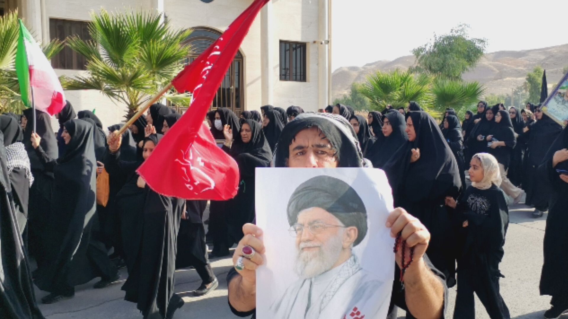 مشق عشق در پلدختر؛ حضور دانش‌ آموزان و خانواده‌ ها در پیاده‌ روی اربعین حسینی