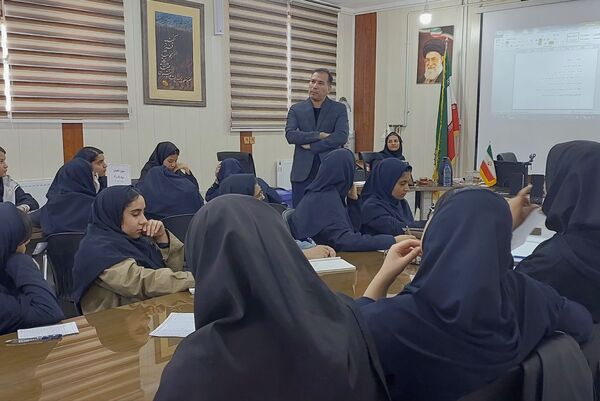 کارگاه مشاوره تحصیلی در دبیرستان دخترانه شهید محمدتقی دستغیب ناحیه 3 شیراز