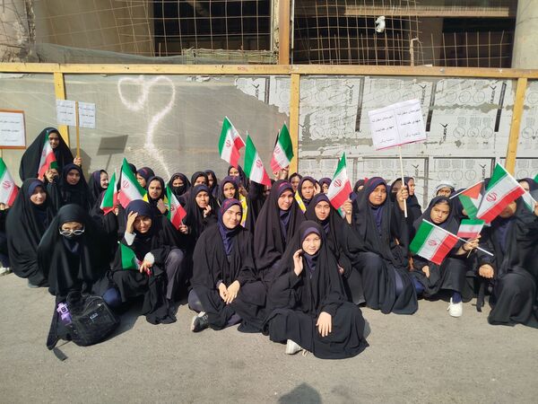 حضور پرشور دانش‌آموزان دبیرستان مهدی خدابنده در راهپیمایی ۱۳ آبان