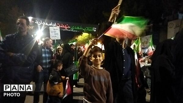 مردم نیشابور خانوادگی در میدان حاضر هستند 