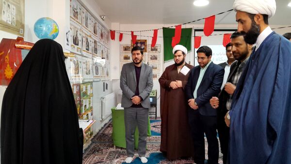 نمایشگاه انقلاب  در آموزشگاه تکتم