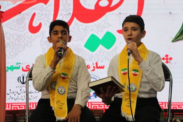 هم‌سرایی هزار نفری دانش‌آموزان یاور انقلاب در اسلامشهر