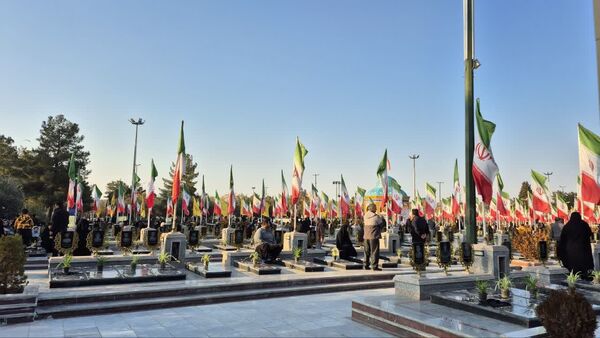 آیین مهمانی لاله‌ها و عطر افشانی گلزار شهدای کاشان