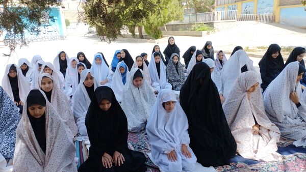 آیین نواختن زنگ نماز در مدرسه فرهنگ شهرستان خلیل آباد 