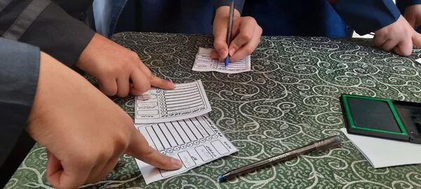 برگزاری انتخابات شورای دانش‌آموزی در دبیرستان شاهد طالقانی