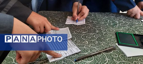 برگزاری انتخابات شورای دانش‌آموزی در دبیرستان شاهد طالقانی