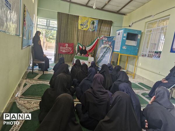 گرامیداشت هفته نیروی انتظامی در دبیرستان دخترانه مرحوم میری