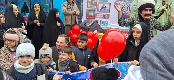 حضور گسترده و منسجم دانش آموزان و فرهنگیان منطقه ۱۰ در راهپیمایی ۲۲ بهمن ماه
