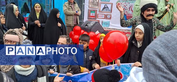 حضور گسترده و منسجم دانش آموزان و فرهنگیان منطقه ۱۰ در راهپیمایی ۲۲ بهمن ماه