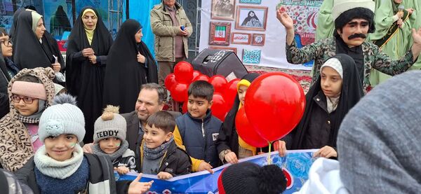 حضور گسترده و منسجم دانش آموزان و فرهنگیان منطقه ۱۰ در راهپیمایی ۲۲ بهمن ماه