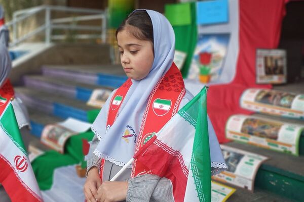 هم صدایی نسل آینده با انقلاب در مدرسه کودک مسلمان قرچک