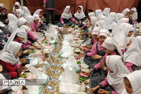 جشن روزه اولی‌ها در دبستان الهام حاجیان ناحیه دو شهرری 
