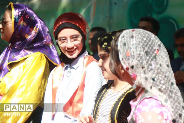 بازدید مدیرکل آموزش‌وپرورش تهران از غرفه سازمان دانش‌آموزی در آیین افتتاحیه اوقات فراغت