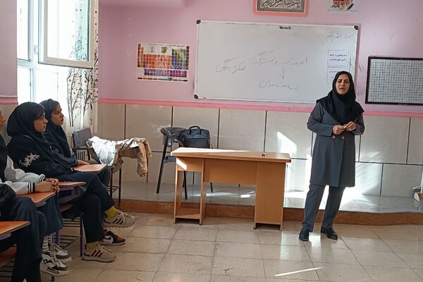 یک روز بدون کیف همراه با آموزش خود مراقبتی در دبیرستان شریعت 