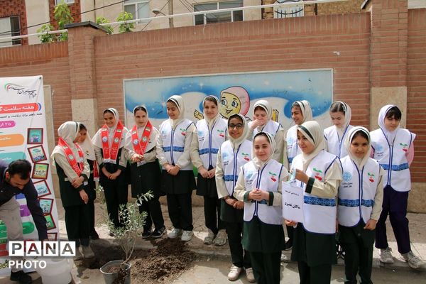  افتتاحیه اتاق بهداشت در مدرسه آیت‌الله خامنه‌ای قرچک به مناسبت هفته سلامت