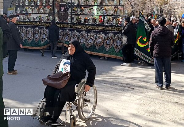 گر پدر رفت تفنگ پدری هست هنوز 