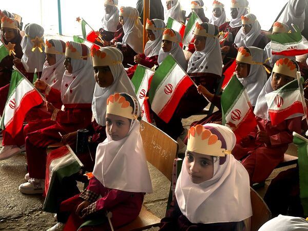 جشن شکوفه‌ها و طنین زنگ مهر در مدرسه فاطمه‌ الزهرا شهرستان جاسک