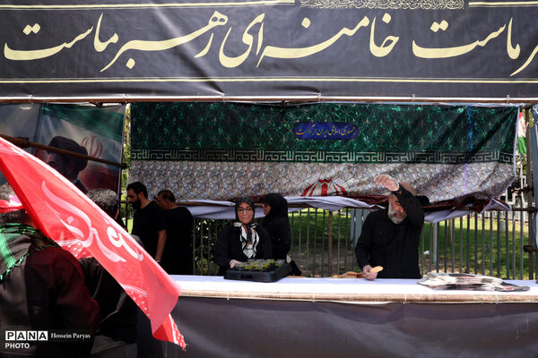 پذیرایی زائران آقای شهید ایران در میدان مرکزی میوه و تره‌بار
