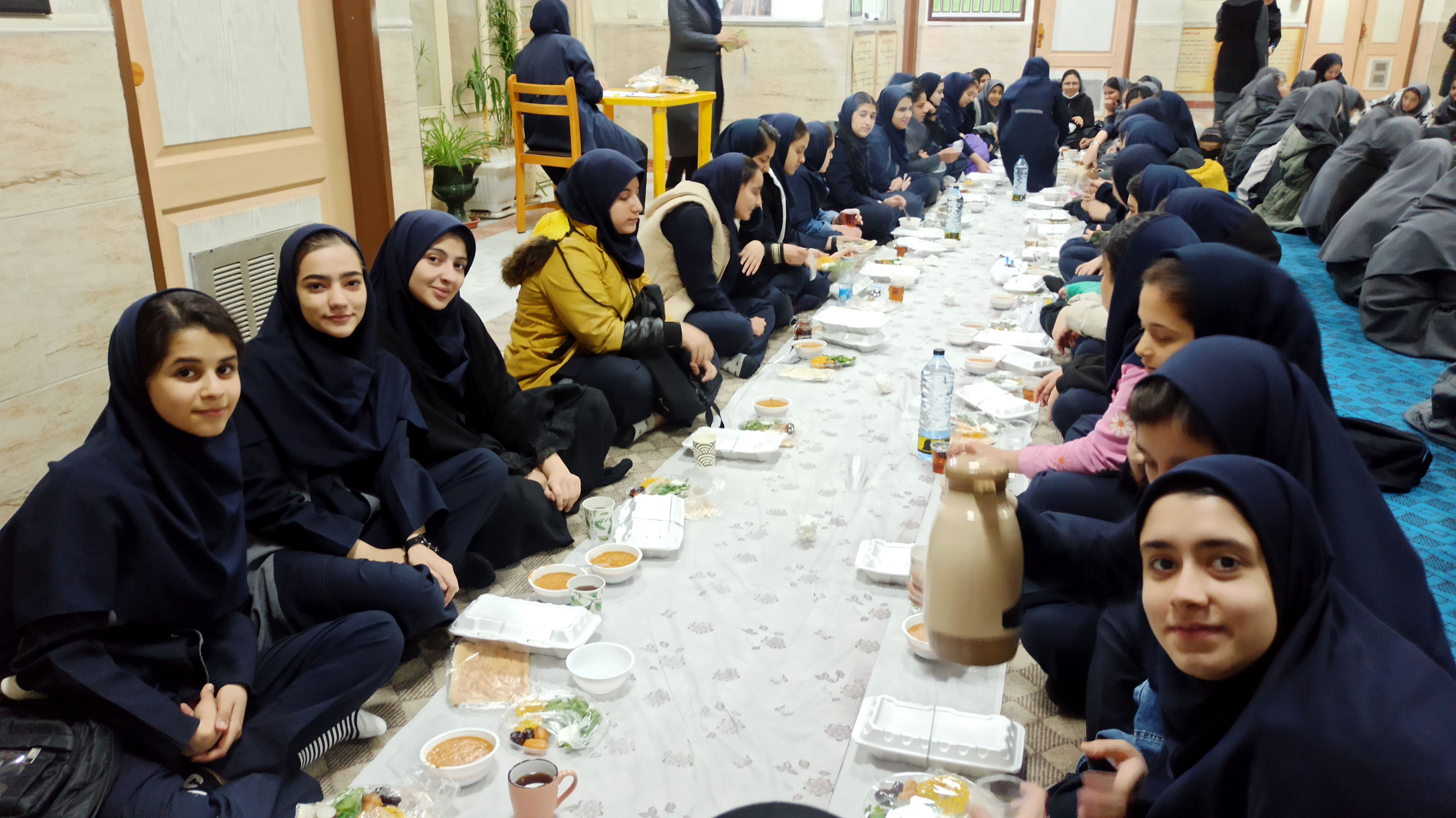 ضیافت افطاری در دبیرستان دخترانه ۱۳ آبان