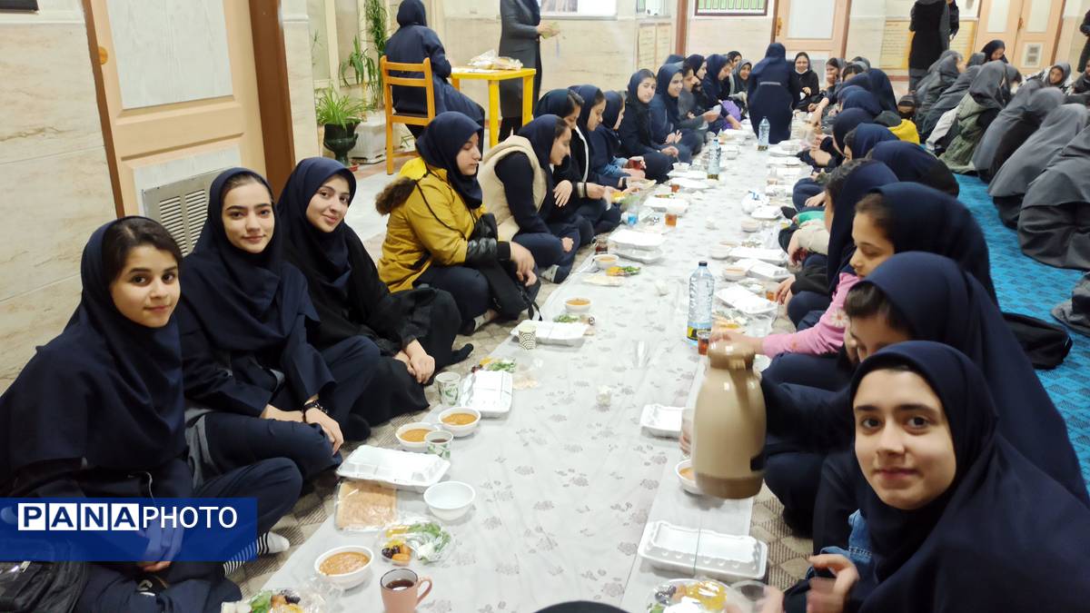 ضیافت افطاری در دبیرستان دخترانه ۱۳ آبان