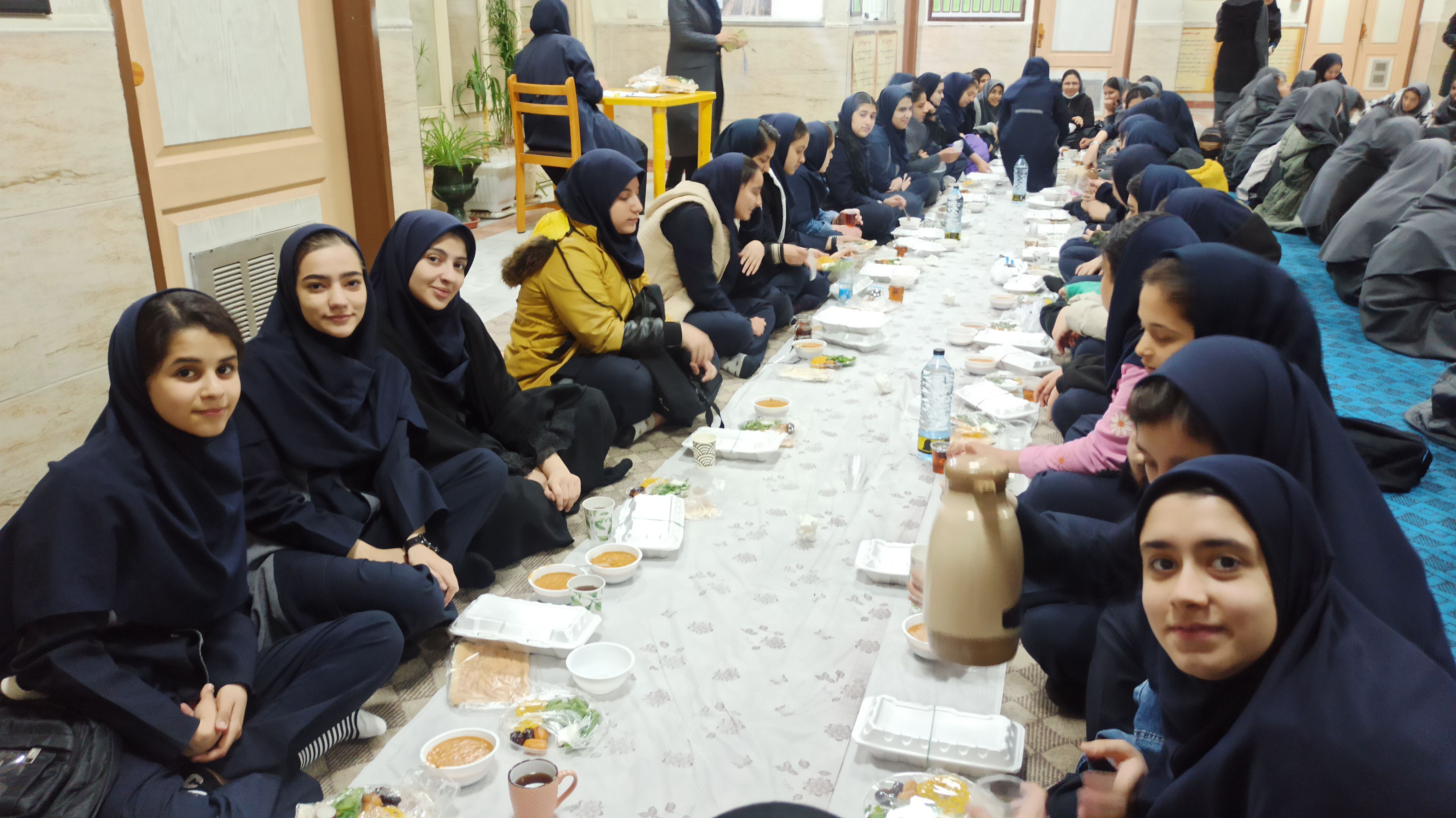 ضیافت افطاری در دبیرستان دخترانه ۱۳ آبان