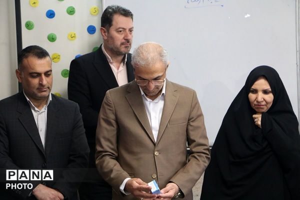 توزیع شیر رایگان در دبستان علی‌اکبر طالبی شهرری