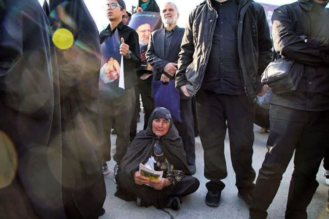 عزاداری مردم مشهد به مناسبت شهادت خادم الرضا(ع)، آیت الله رئیسی و همراهان ایشان