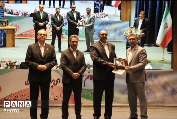 تجلیل از معلمان نمونه منطقه ۳؛ قدردانی از تلاش‌های اثرگذار در تعلیم و تربیت